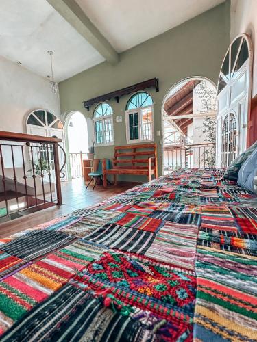 弗洛勒斯Casa Sunset的房间里的床上大地毯