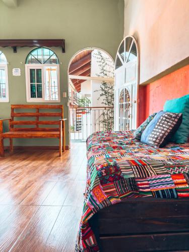 弗洛勒斯Casa Sunset的一间卧室配有一张床和长凳