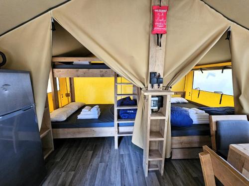 希杰弗朗吉卡Amadria Park Camping Trogir - Glamping Tents的帐篷内带两张双层床的客房