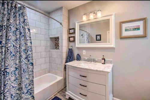 费城Modern South Philly Townhome的一间带水槽、浴缸和淋浴的浴室