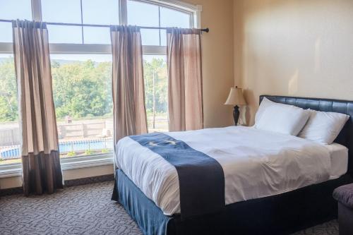 Williamsport Grandview Hotel的一间卧室设有一张床和一个大窗户