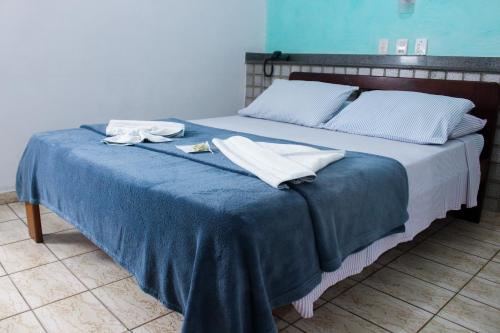 乌巴图巴Hotel São Charbel的床上有两条毛巾