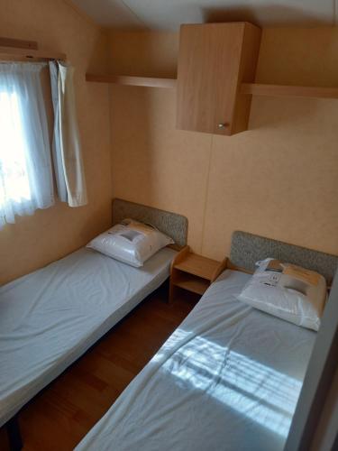 拉波勒mobil home camping *** les ollivaud的小型客房 - 带2张床和窗户