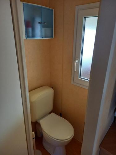 拉波勒mobil home camping *** les ollivaud的一间带卫生间和窗户的小浴室