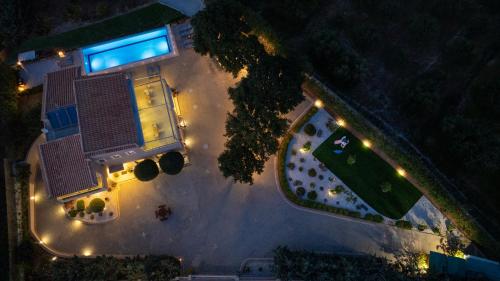 古瓦伊Four Seasons private villa - seaview - big heated pool - gym - sport activities的建筑的顶部景色,建筑上灯