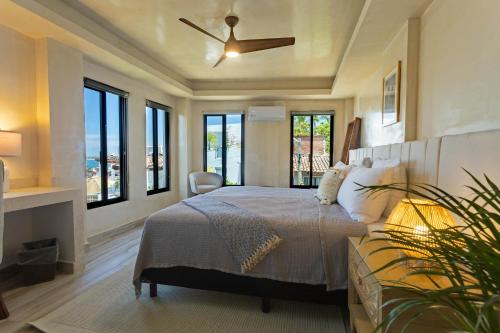 巴亚尔塔港Casa Nawalli Puerto Vallarta Boutique Hotel - Adults Only的一间卧室配有一张床和吊扇