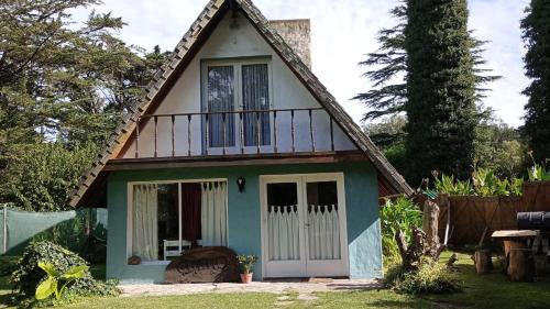 马德普拉塔Cabaña,Chalet Alpino Bosques de Peralta Ramos的一间小房子,有 ⁇ 帽屋顶