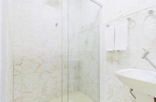 圣保罗Ganfi Hotel Pousada Expo Center Norte的带淋浴和盥洗盆的白色浴室