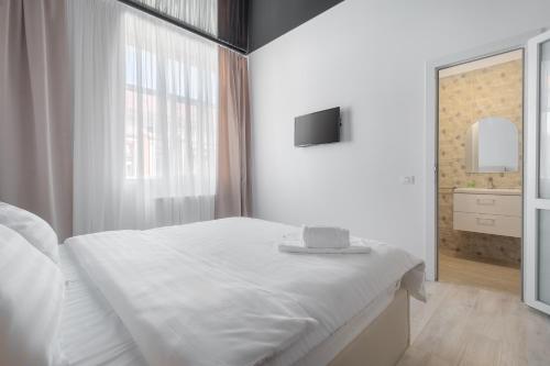 奥拉迪亚VIVERIA的白色的卧室设有一张大床和一个窗户