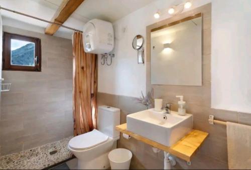 埃尔米瓜Casa Tajaraste的浴室配有白色水槽和卫生间。