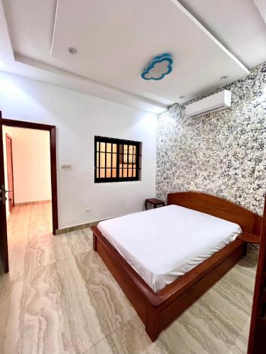 科托努Sublime Villa的一间卧室设有一张床和砖墙