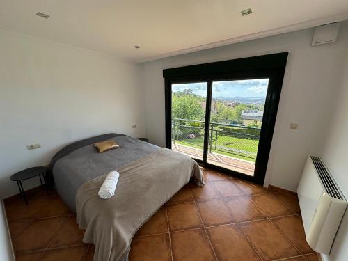 维戈Casa familiar vista Rías的一间卧室设有一张床和一个大窗户