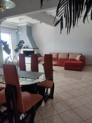 卡瓦拉Rafaela's Apartment的客厅配有桌椅和沙发