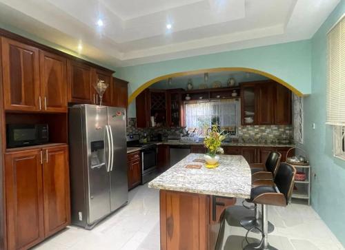 波特莫尔Cozy Elegance 3 Bedroom Estate的厨房配有不锈钢冰箱和台面