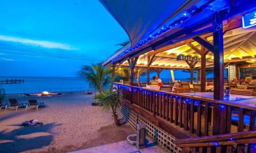 桑迪湾Blue Bahia Resort的海滩餐厅