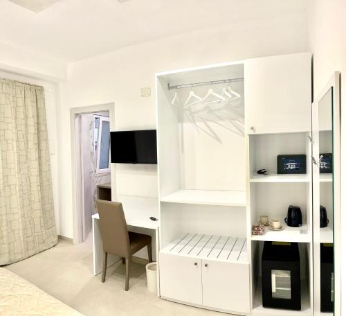 佩斯基奇Gemini Luxury Rooms的白色的客房配有书桌和椅子