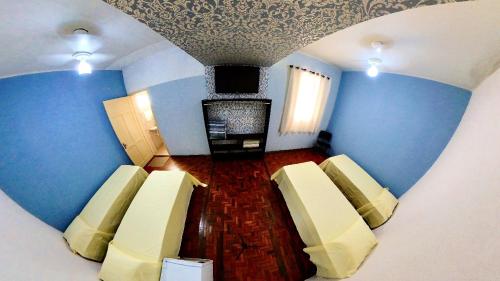 马里利亚CENTRALHE HOTEL的一间拥有蓝色墙壁的客房和一间配备有椅子的客房