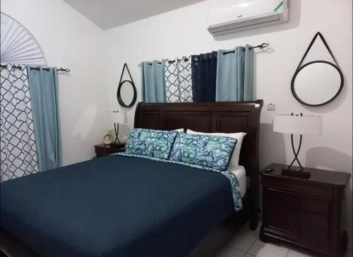 波特莫尔Mi Casa Comfort Estate的一间卧室配有蓝色的床和蓝色枕头