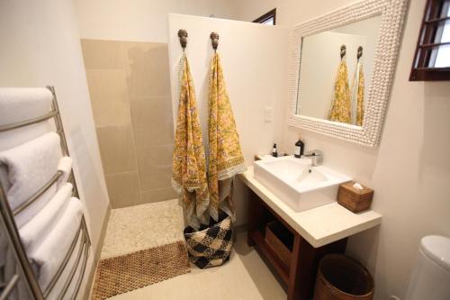 维拉港25号别墅的一间带水槽和镜子的浴室