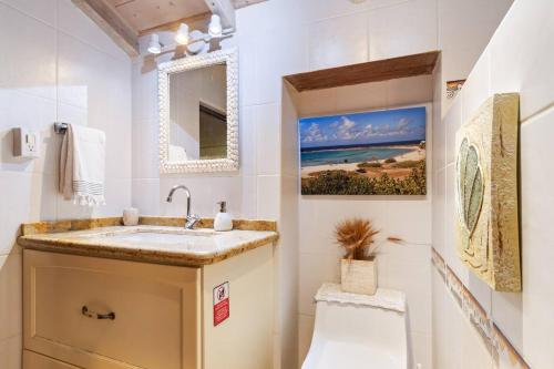 SavanetaVilla Laurence Aruban Oasis Footsteps To Ocean的一间带水槽和卫生间的浴室