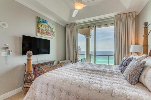 彭萨科拉海滩Pensacola Beach Penthouse with View and Pool Access!的一间卧室设有一张大床和一个大窗户