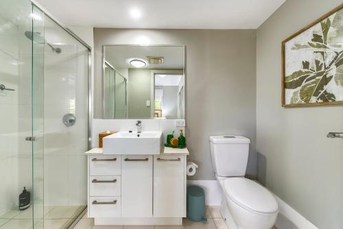 布里斯班Experience this Stylish Brisbane Apartment的浴室配有卫生间、盥洗盆和淋浴。