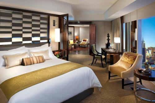 阿克套Royal Sea Resort的酒店客房设有一张大床和一张书桌。