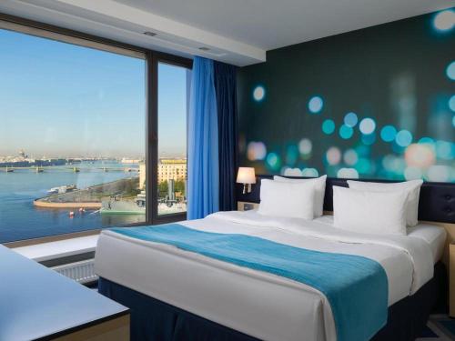 阿克套Royal Sea Resort的一间酒店客房,设有一张大床和一个大窗户