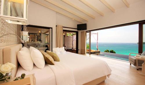 阿克套Royal Sea Resort的一间卧室设有一张床,享有海景