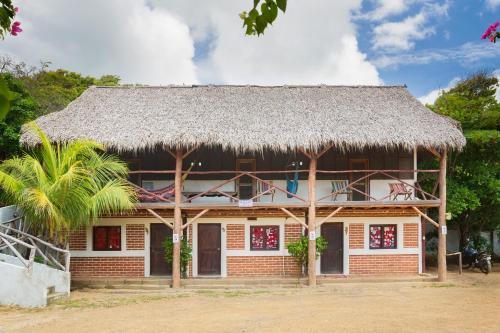 波波约Finca Popoyo的草屋顶和棕榈树的建筑