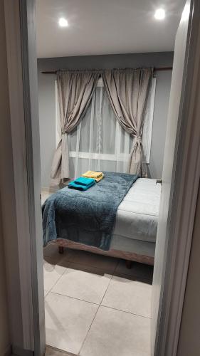 乌斯怀亚Upsala的一间卧室配有一张带窗户的床