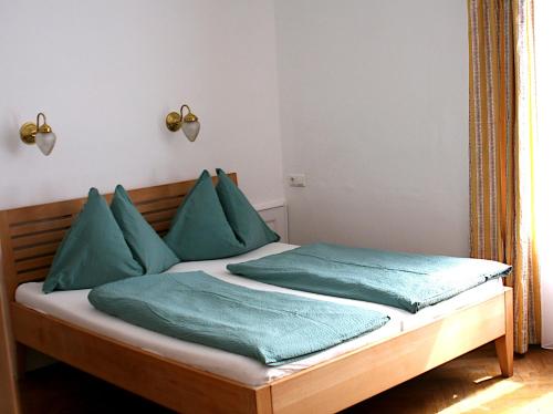 沃尔特湖畔韦尔登Seeappartements Excelsior的一间卧室配有一张带绿色枕头的床
