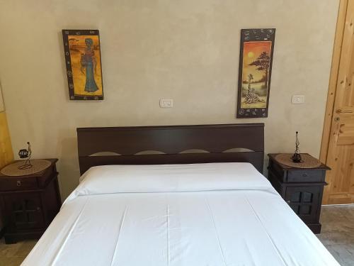 阿沃拉福多尔旅馆 的一间卧室配有一张带2个床头柜的大床