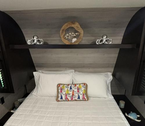 卡沃罗霍Buye Campers的床上有架子,上面有枕头