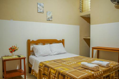 曼克拉Hospedaje Guadalupe Inn的一间卧室配有一张床,上面有两条毛巾