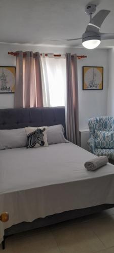 圣地亚哥洛斯卡巴Residencial Palmas De Gurabo的卧室内的一张大床,设有窗户