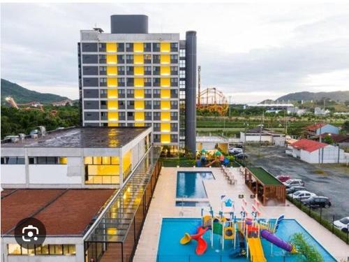 佩尼亚Hotel em frente ao Beto carreiro的一座设有游泳池和水上公园的酒店