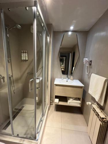 纳塔列斯港马丁古辛得酒店的带淋浴和盥洗盆的浴室