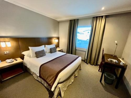 纳塔列斯港马丁古辛得酒店的一间设有大床和窗户的酒店客房