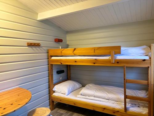 艾于兰Winjum Cabin Aurland Stegastein的小屋内的双层床间 - 带两张双层床