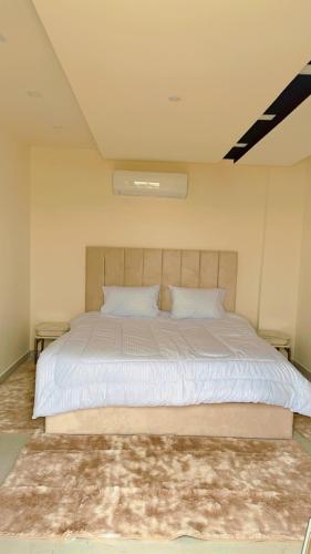 伊尔比德Amazing Rooftop for rent in Irbid的一间卧室配有一张带白色床单的大床