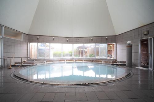 白滨柳屋酒店的大型游泳池,位于带大窗户的房间内