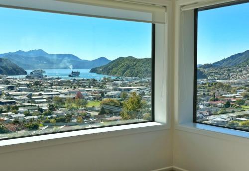 皮克顿Picton Hilltop Apartment的客房设有2扇窗户,享有城市美景。