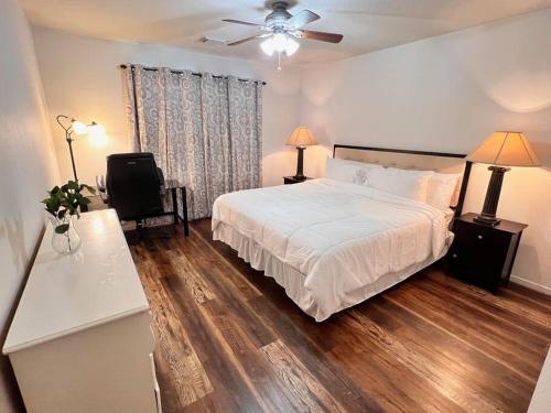 亨博尔The Wisteria的卧室配有白色的床和木地板