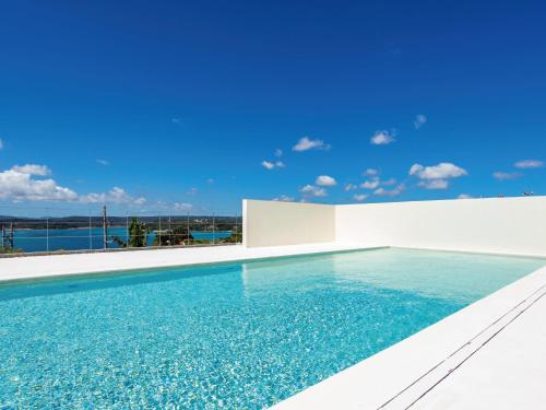 今归仁村Private condo Kourijima by Coldio Smart Resort的享有水景的别墅内的游泳池
