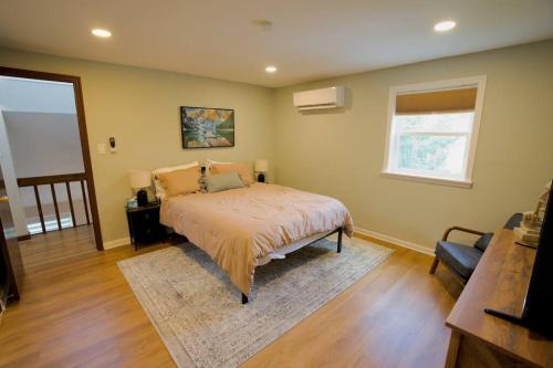 The Edamame House的一间卧室配有一张带地毯的床和窗户