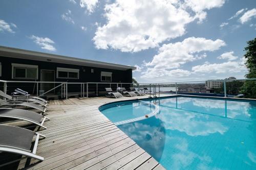 维拉港水手公寓酒店的一座带椅子的建筑的顶部游泳池
