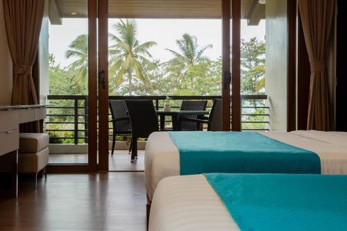 Carles索利纳海滩和自然度假酒店的酒店客房设有两张床和一个阳台。