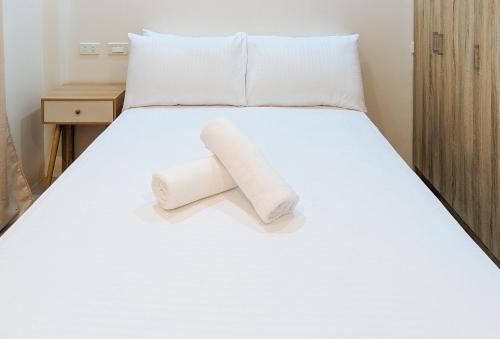 长滩岛RedDoorz @ LM Apartelle Boracay的一张床上有卷卫生纸的床