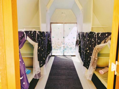 道伊斯Riu del Mar Hostel的一间设有窗户和地毯的走廊客房